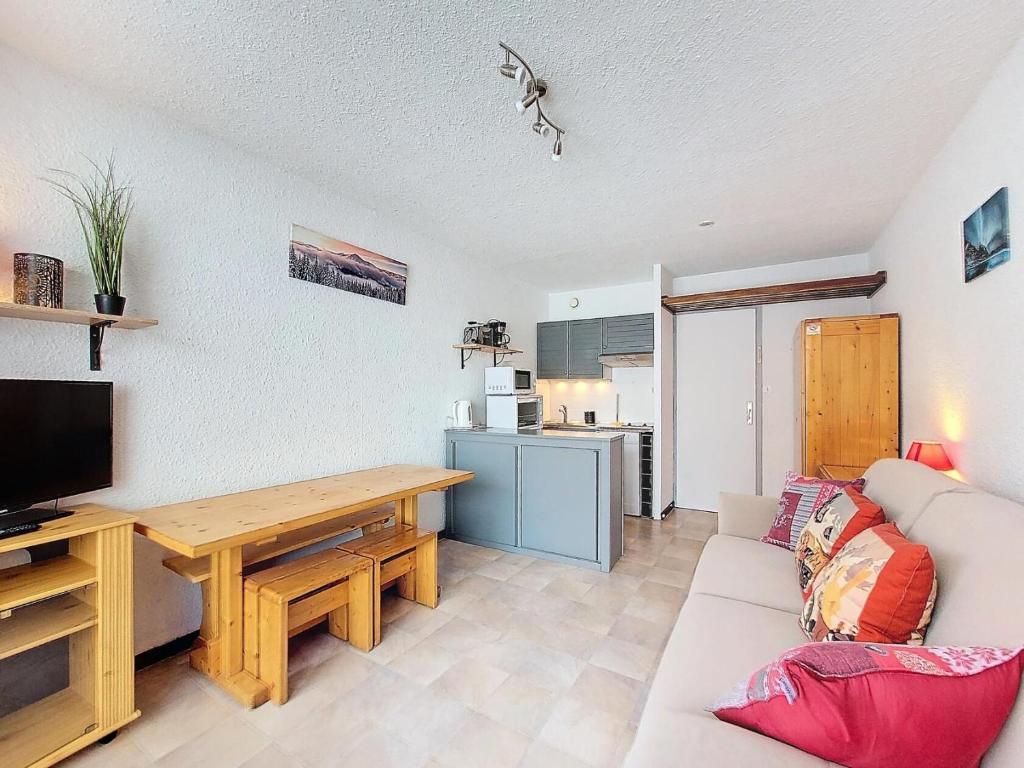 un salon avec un canapé et une table dans l'établissement Les Chalets De La RosiÈre - Studio de 25m² pour 4 personnes MAE-4404, à Montvalezan