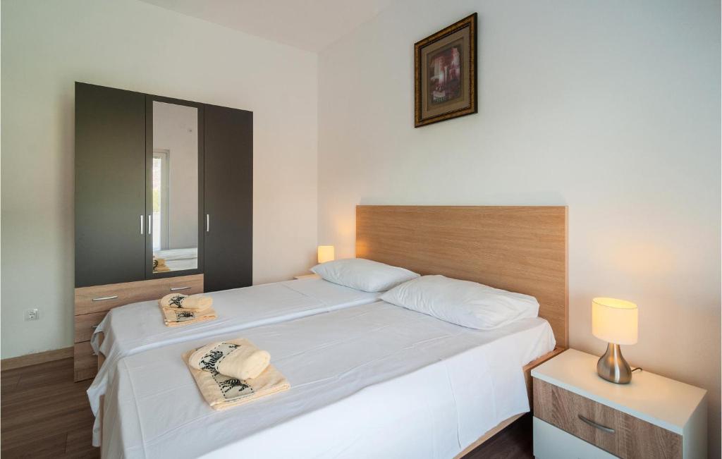 Postel nebo postele na pokoji v ubytování Gorgeous Apartment In Supetar-Splitska
