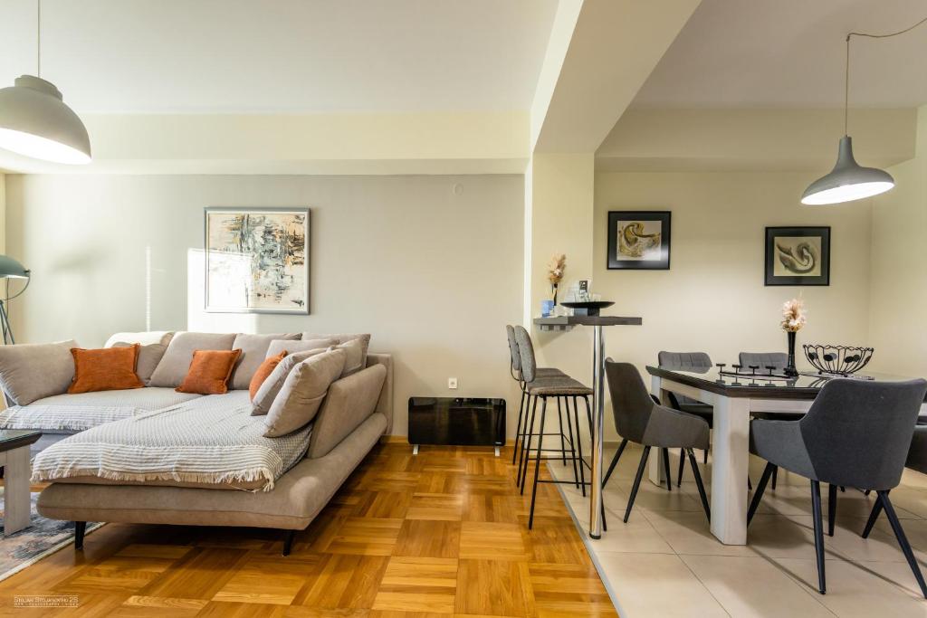 Charlie Apartment, Modern City Center with balcony and free underground parking