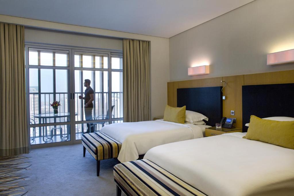 Postel nebo postele na pokoji v ubytování Hala Arjaan by Rotana, Deluxe Hotel Apartments