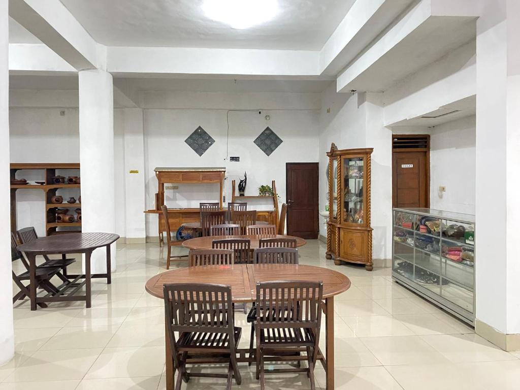 Kuchyň nebo kuchyňský kout v ubytování New Wijaya Hotel