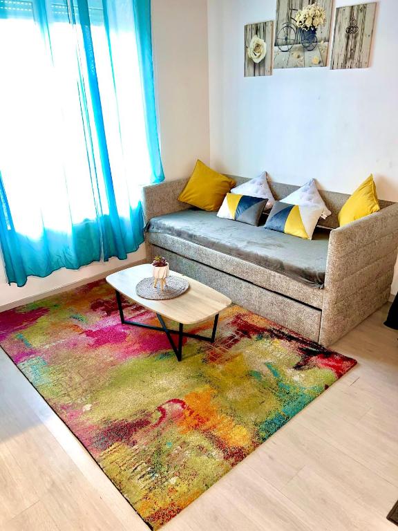 un salon avec un canapé et une table basse dans l'établissement Spacieux T2 - proche centre - confort et sérénité, à Saint-Quentin