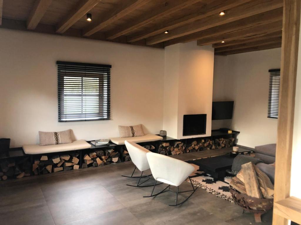 TV a/nebo společenská místnost v ubytování Le Chalet De Saint-Hubert