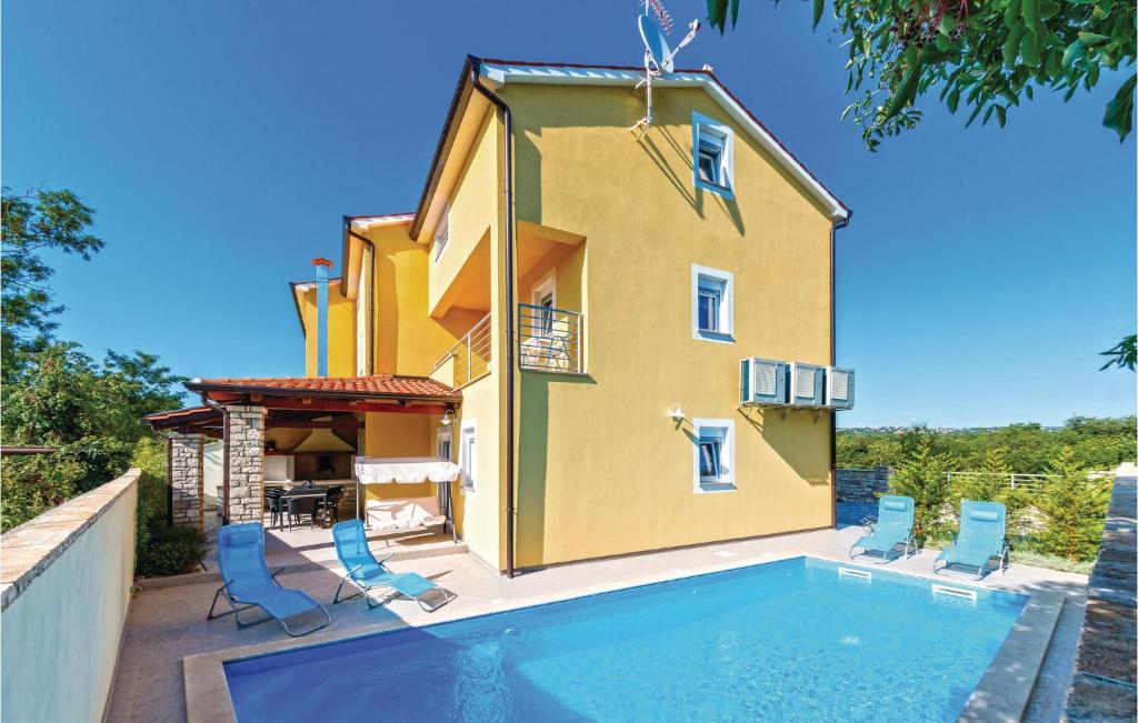 Bazén v ubytovaní Six-Bedroom Holiday Home In Perci alebo v jeho blízkosti