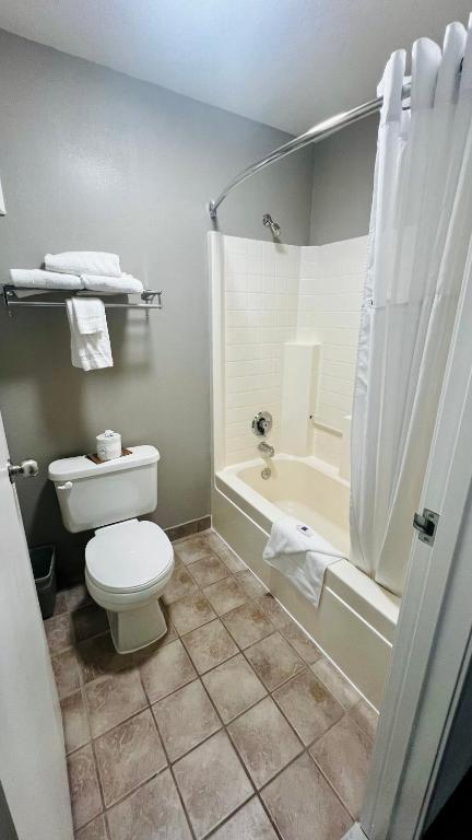Studio 6 Suites Portland OR I-5 OHSU photo