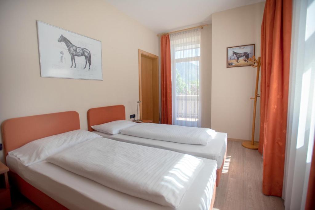 Postel nebo postele na pokoji v ubytování Albergo Cavallino s'Rössl