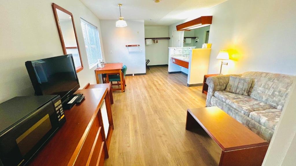 Studio 6 Suites Portland OR I-5 OHSU photo