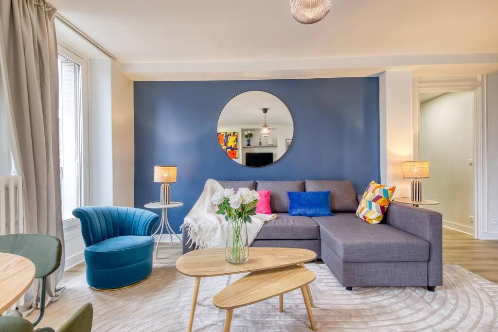 un salon avec un canapé et une table dans l'établissement Cocon de Charme pour Familles, à Montreuil