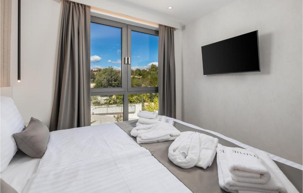 Posteľ alebo postele v izbe v ubytovaní 3 Bedroom Stunning Apartment In Krk