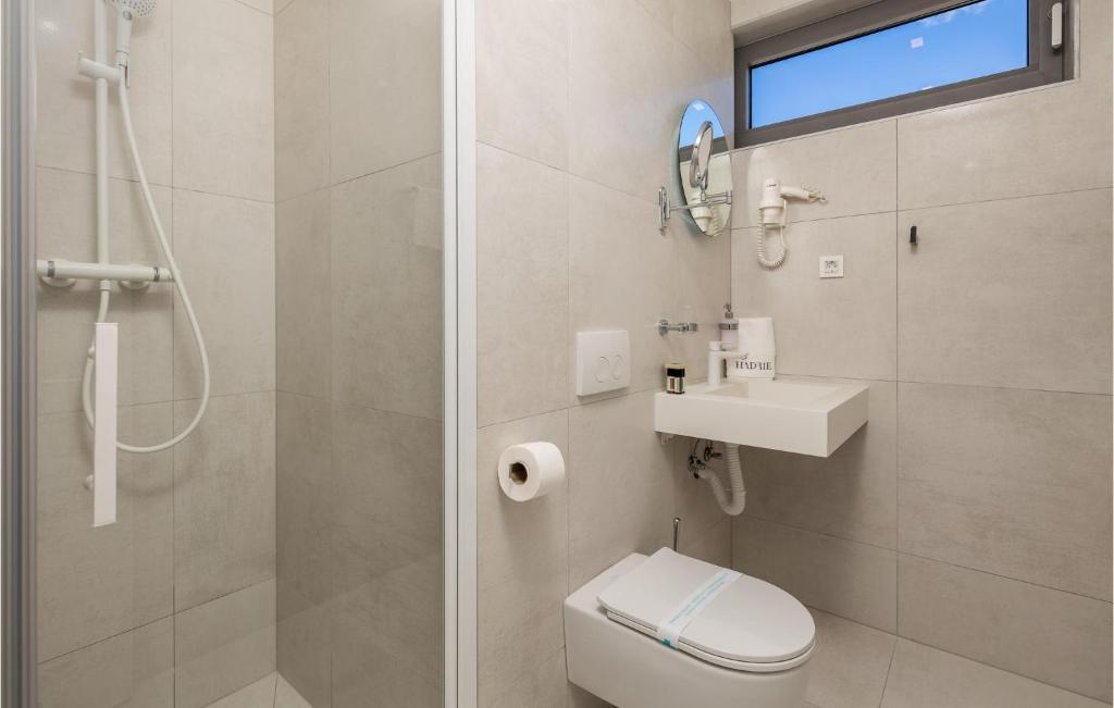 Kúpeľňa v ubytovaní 3 Bedroom Stunning Apartment In Krk