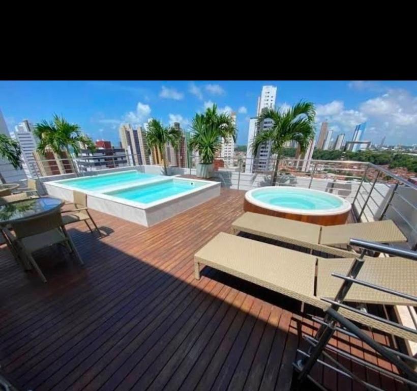una terraza con piscina en un edificio en Manaíra Apart Hotel, en João Pessoa