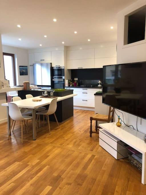 une grande cuisine avec une table et une salle à manger dans l'établissement Cosy apartment centre Le Mans 5min train station, au Mans