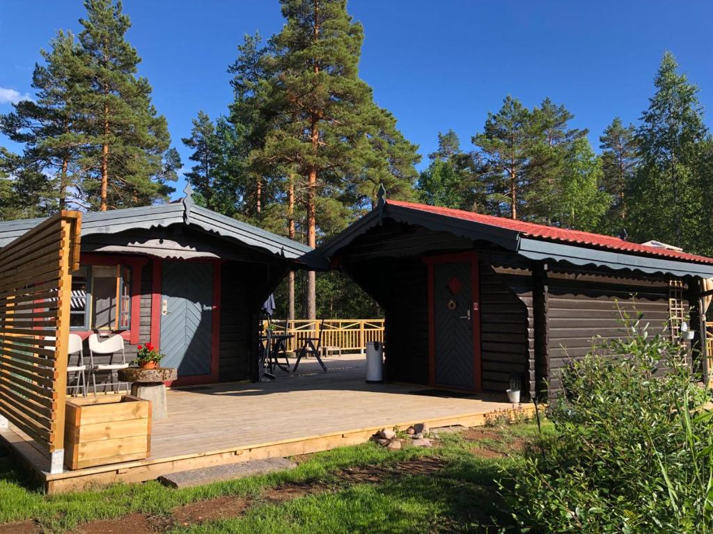 Timber cottages with jacuzzi and sauna near lake Vänern