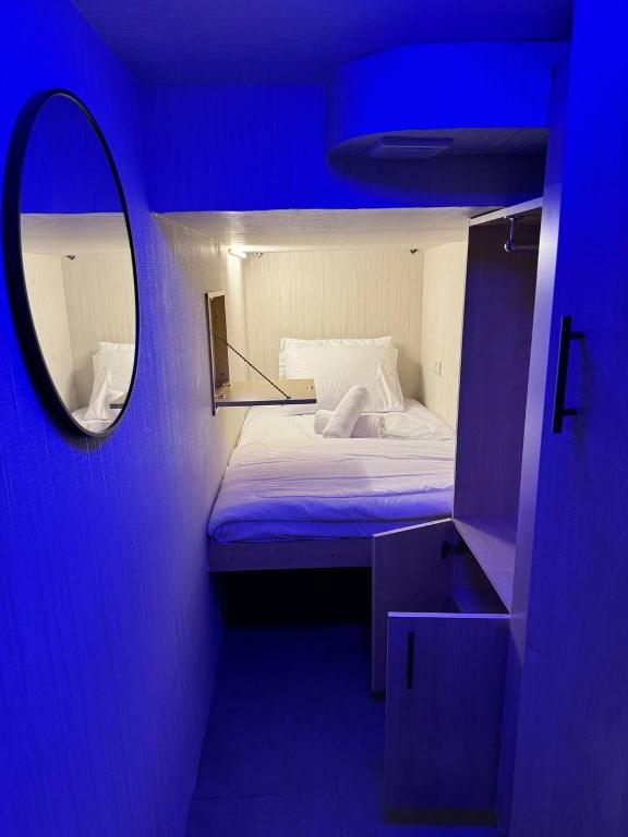 Postel nebo postele na pokoji v ubytování Capsule Hostel Room in Business Bay Near Downtown