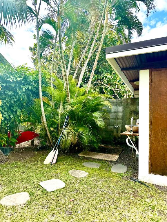 Aed väljaspool majutusasutust O'coco Bungalow- Breathtaking waterfront views, endless memories