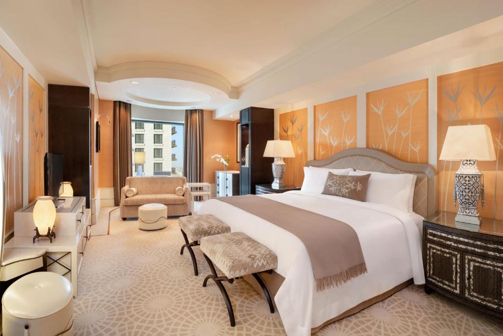 Postel nebo postele na pokoji v ubytování The St. Regis Cairo