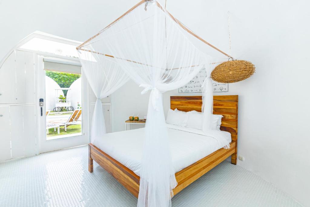 Postel nebo postele na pokoji v ubytování Igloo Beach Lodge