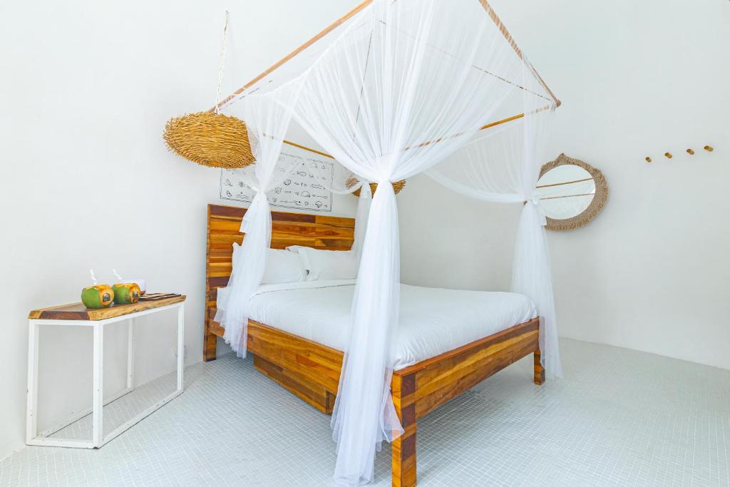 Postel nebo postele na pokoji v ubytování Igloo Beach Lodge