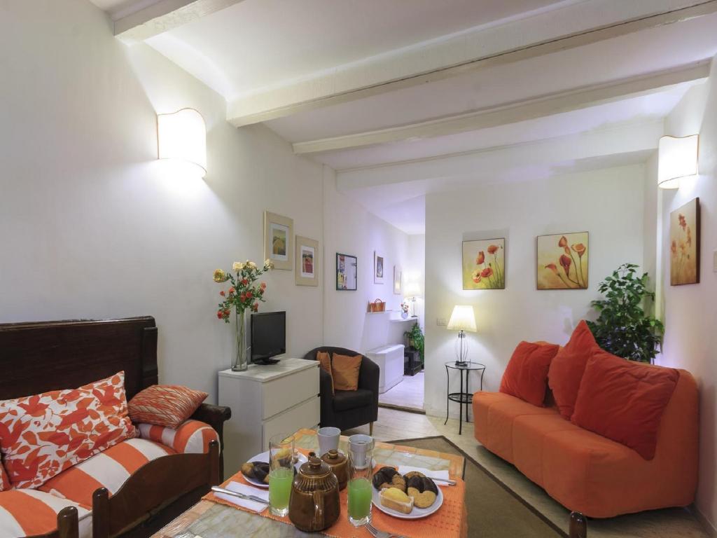 sala de estar con sofá y mesa en Trust-trastevere, en Roma