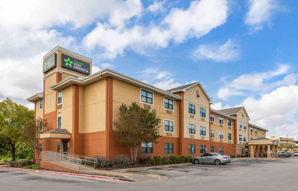 Un hotel con un coche aparcado delante. en Extended Stay America Suites - Austin - Round Rock - South, en Round Rock