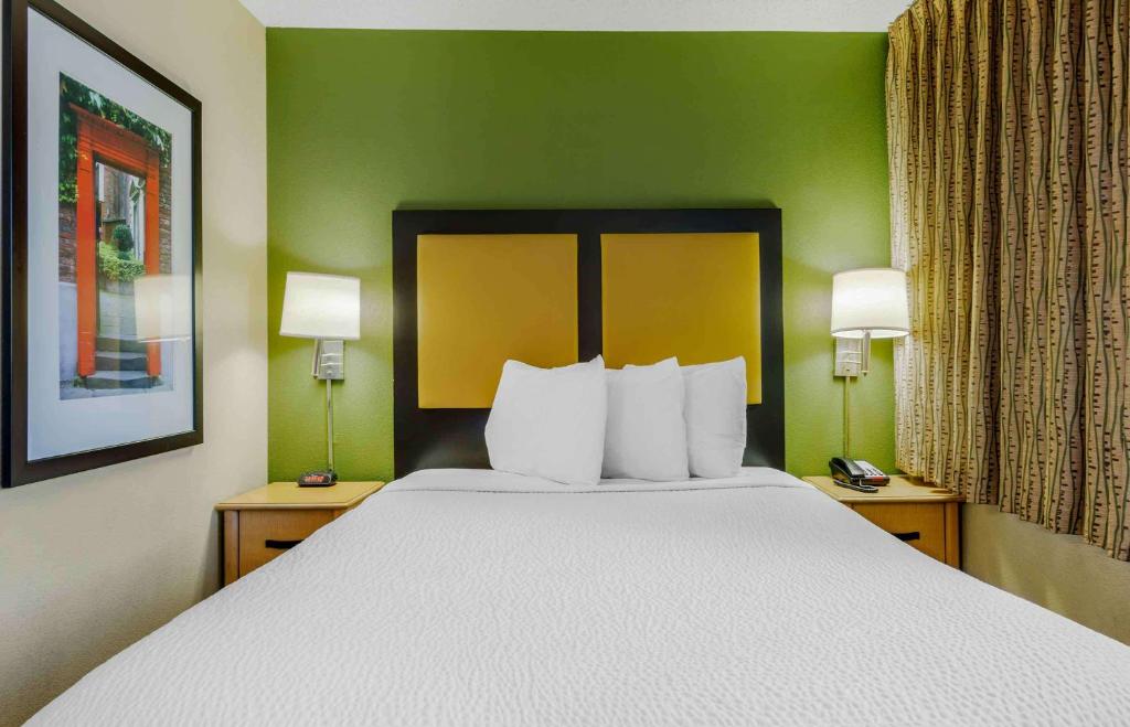 Postel nebo postele na pokoji v ubytování Extended Stay America Suites - Phoenix - Airport - Tempe