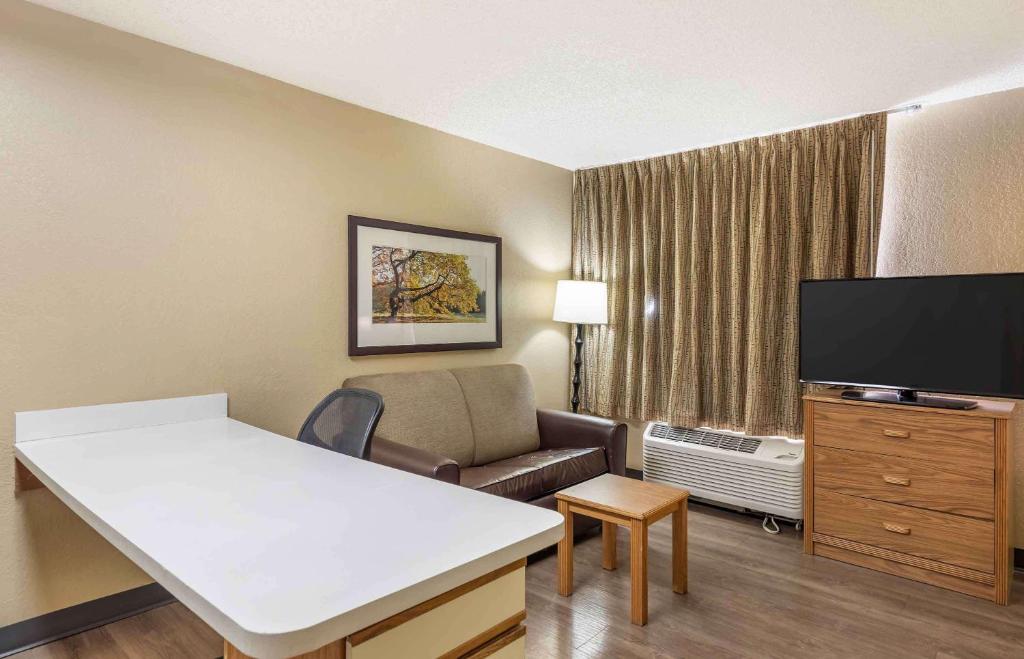 TV a/nebo společenská místnost v ubytování Extended Stay America Suites - Phoenix - Airport - Tempe