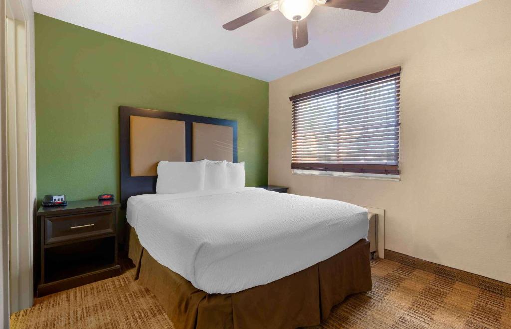 Postel nebo postele na pokoji v ubytování Extended Stay America Suites - Phoenix - Airport - Tempe