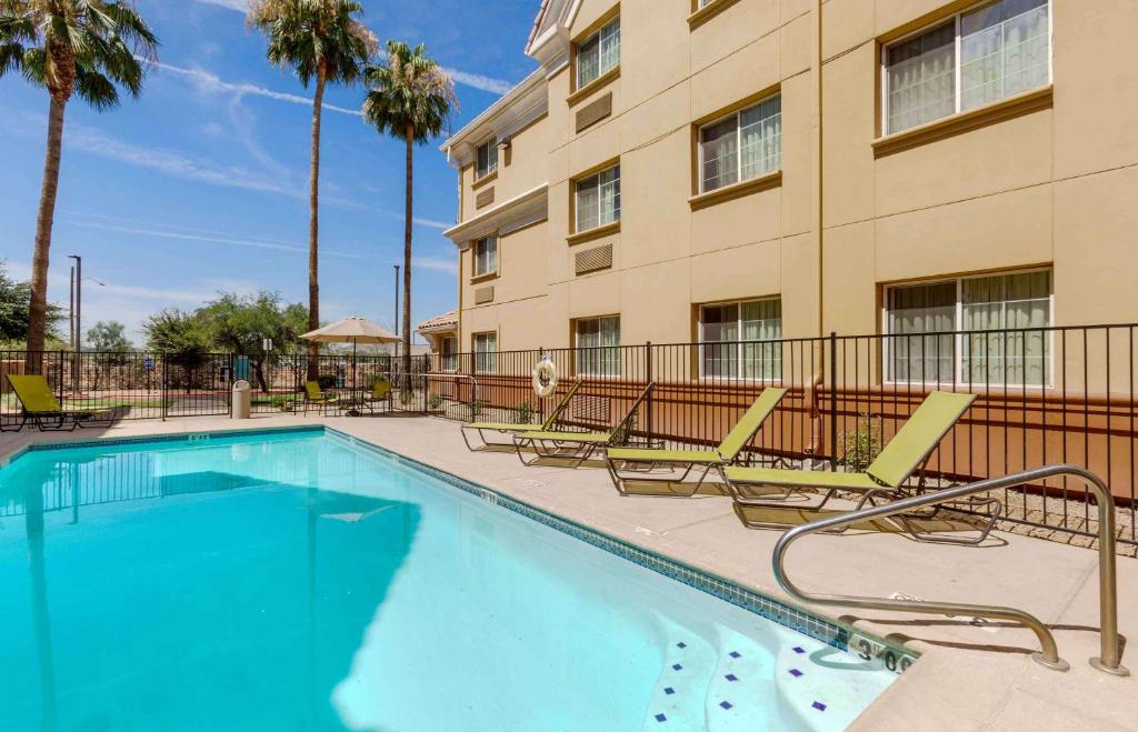 Bazén v ubytování Extended Stay America Suites - Phoenix - Airport - Tempe nebo v jeho okolí