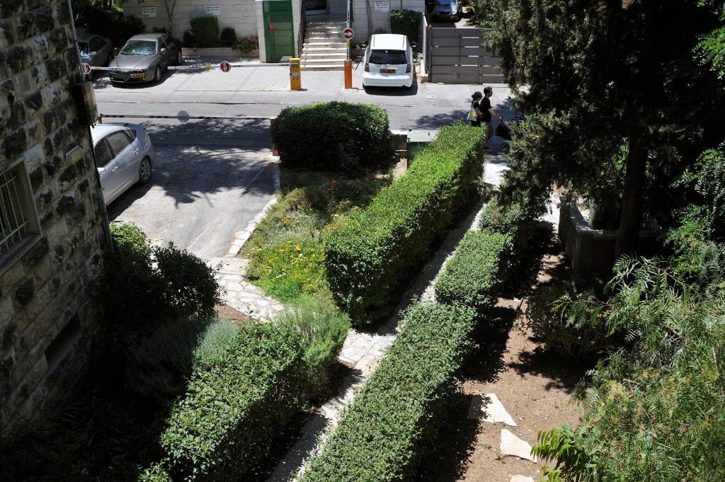 una fila de setos al lado de una calle en Colony Suites- Hananya St., en Jerusalén