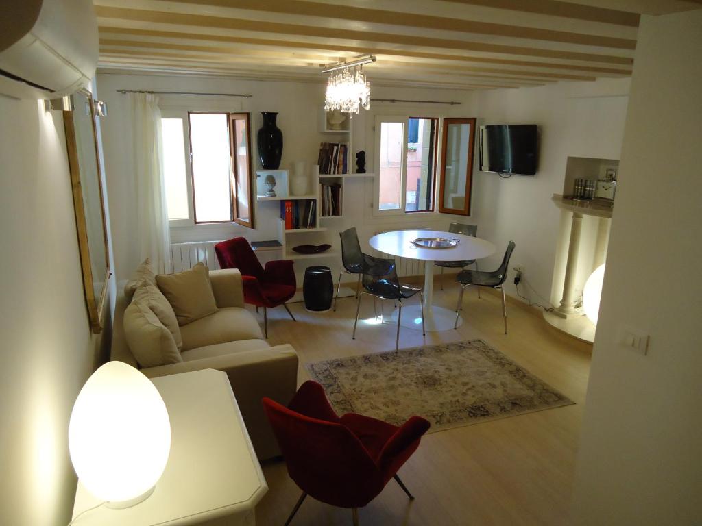 sala de estar con sofá, mesa y sillas en Ca' dei Carpini, en Venecia