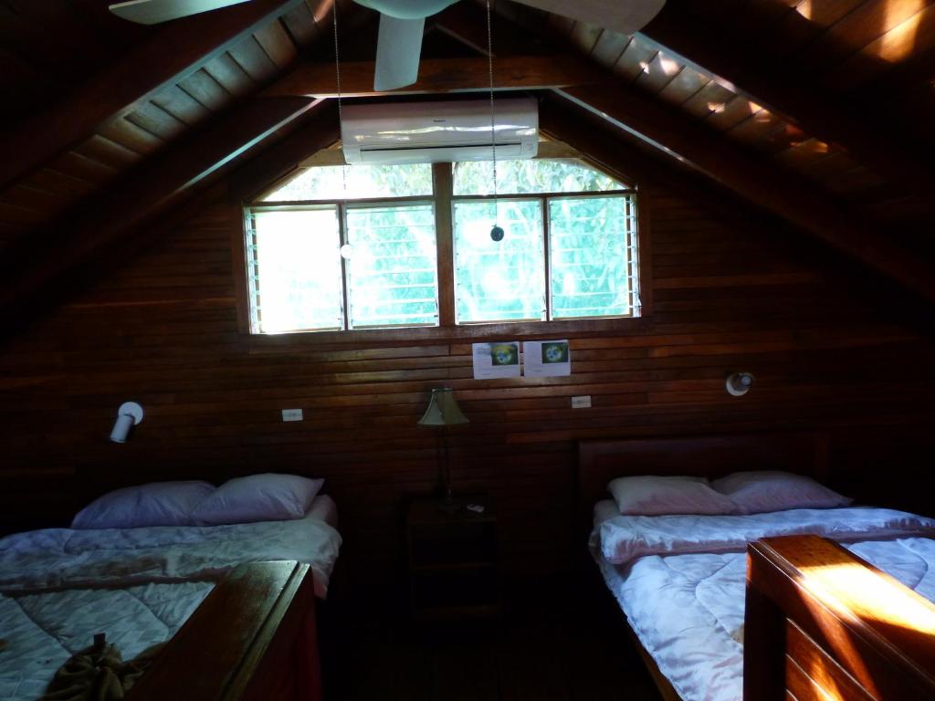 Postel nebo postele na pokoji v ubytování Corcovado Beach Lodge