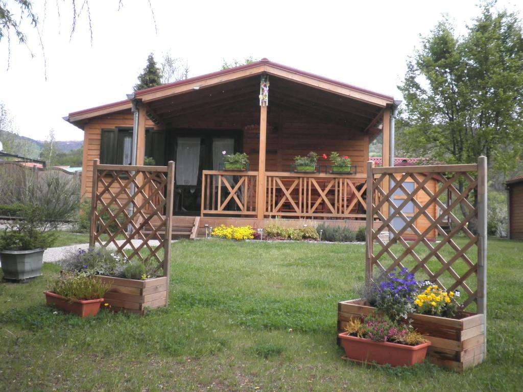 a log cabin with flowers in front of it at Chalet Confort Aloya in Ranspach