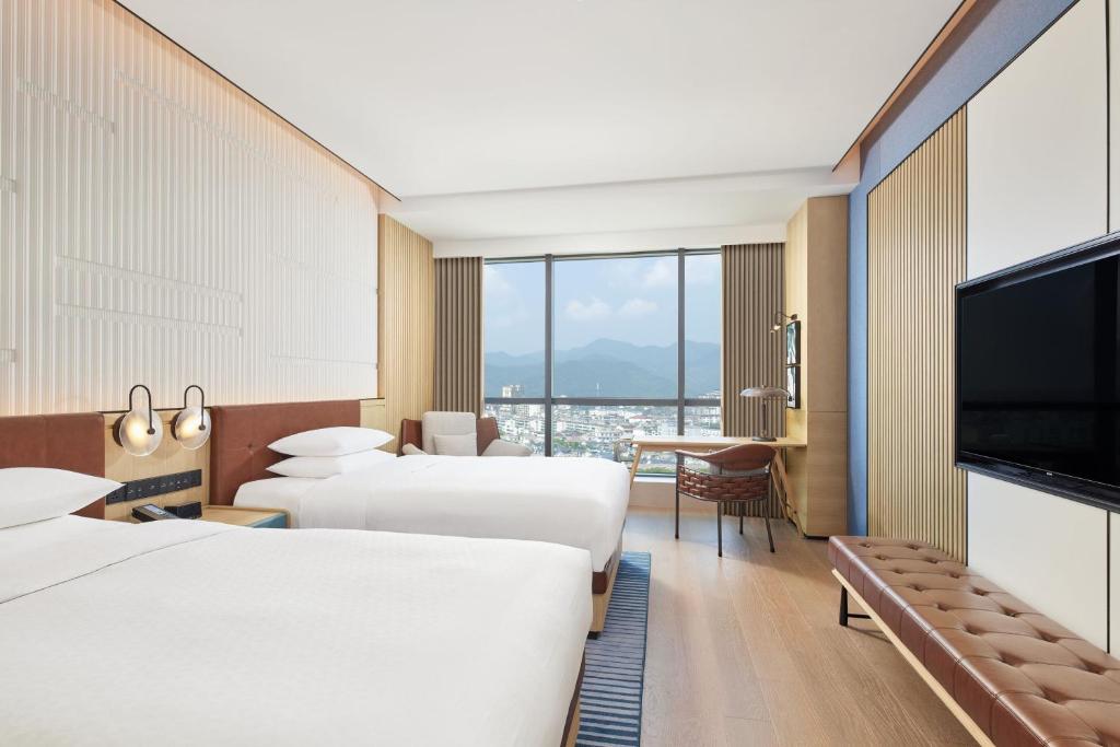 Postel nebo postele na pokoji v ubytování Four Points by Sheraton Xuancheng, Jingxian