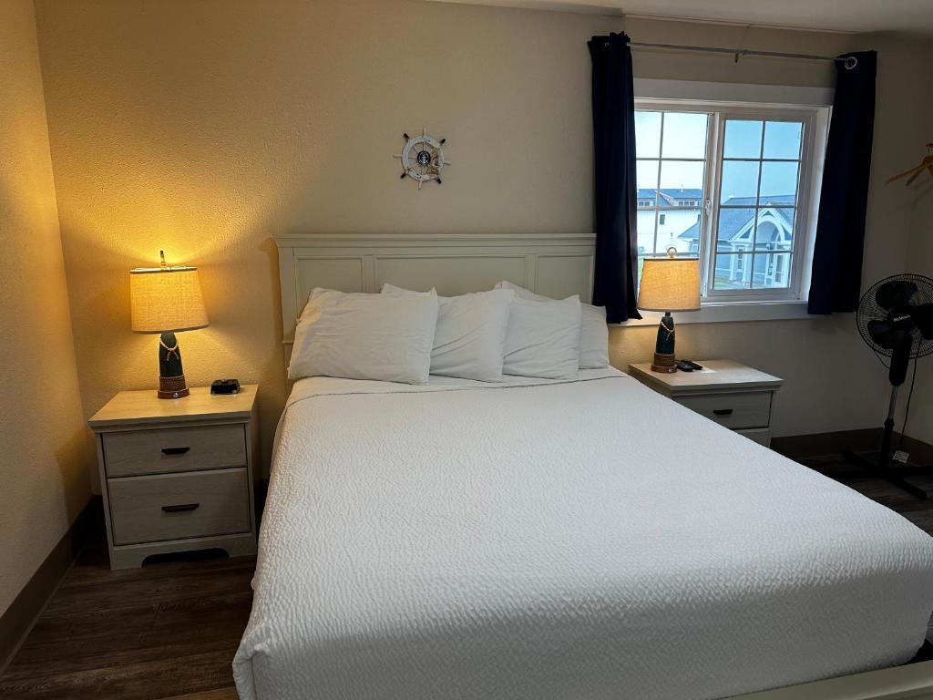 Postel nebo postele na pokoji v ubytování Coastal Inn and Suites