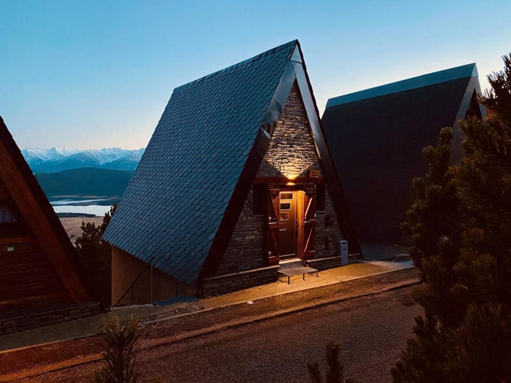 una casa con un tetto blu sopra di Chalet chaleureux avec jacuzzi, parking et Wi-Fi aux Angles - FR-1-593-121 a Les Angles