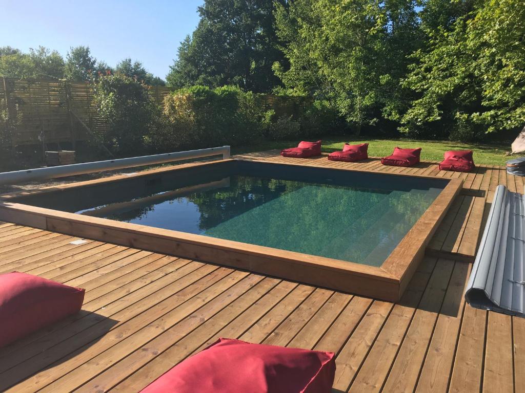 einen Pool auf der Terrasse eines Hauses in der Unterkunft Maison spacieuse près du lac avec piscine privée, idéal pour 16 personnes - FR-1-50-145 in Aureilhan