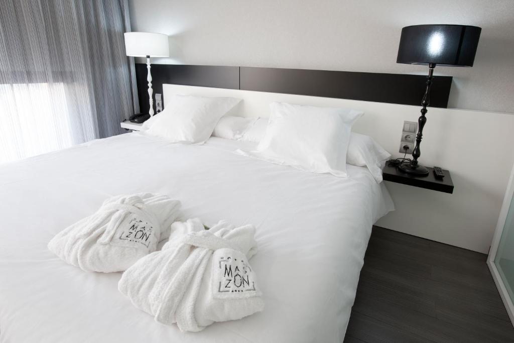 A bed or beds in a room at Hotel MasMonzon