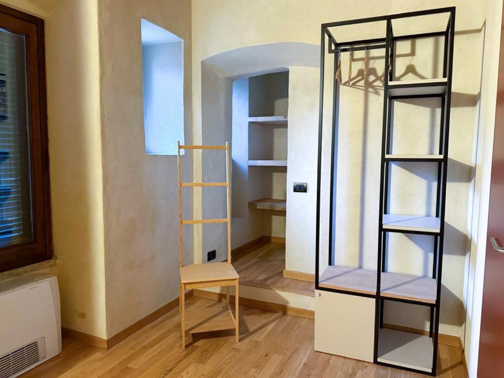 Palanda nebo palandy na pokoji v ubytování Il Carro Rooms - Monza Centro, Tribunale, Ospedale