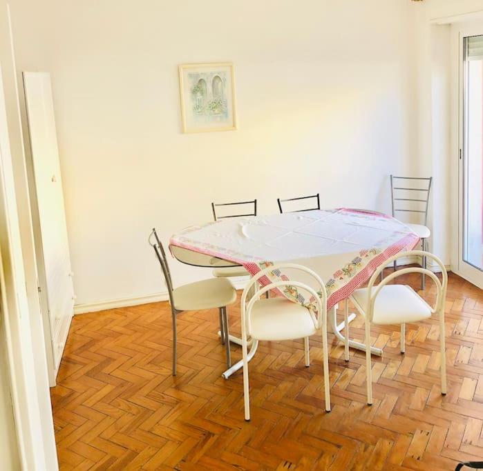 a dining room with a table and chairs at Cantinho de Algés in Algés