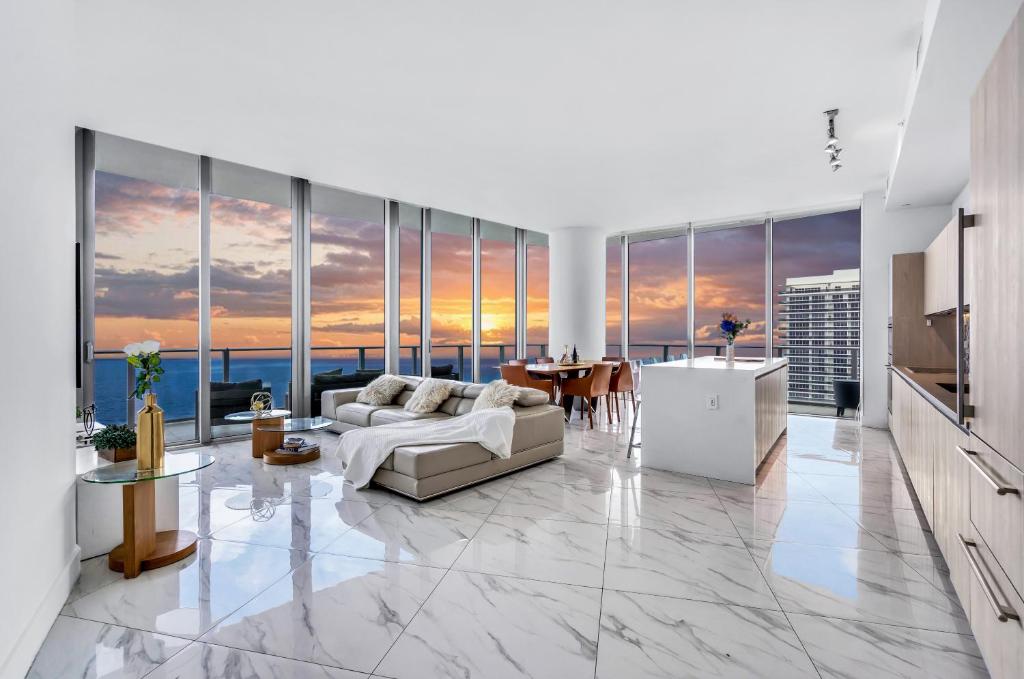 Curated visual reference: Visual Reference: Ventur Penthouse Beachfront At Lyfe Beach Resort Hollywood Precios