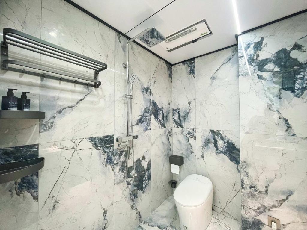 A bathroom at 张家界城峪民宿-Loft四房一厅三卫景观套房
