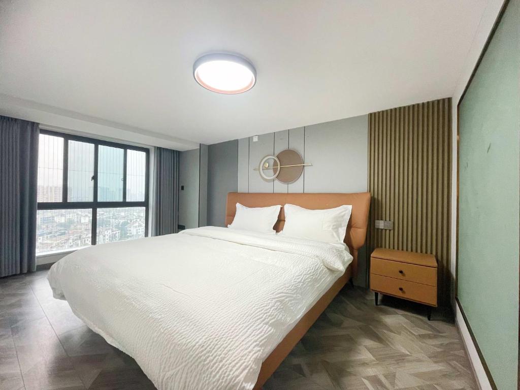 A bed or beds in a room at 张家界城峪民宿-Loft四房一厅三卫景观套房
