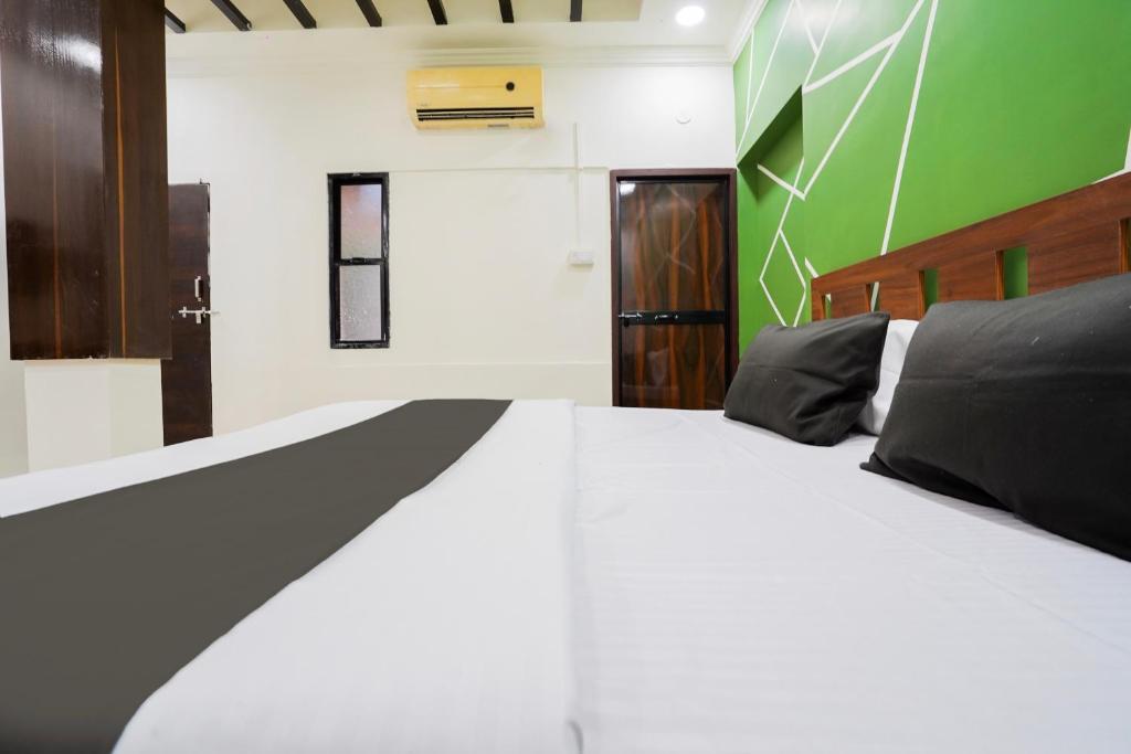 Postel nebo postele na pokoji v ubytování Hotel O The Heaven Inn