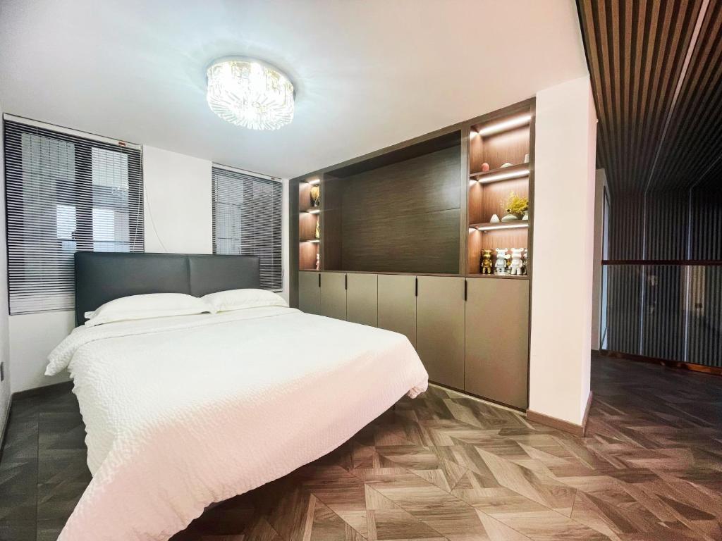 A bed or beds in a room at 张家界城峪民宿-Loft四房一厅三卫景观套房