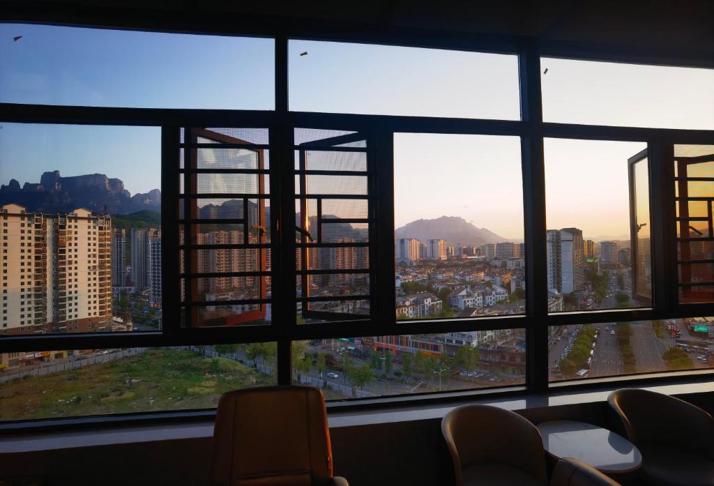 A general mountain view or a mountain view taken from Az apartmant