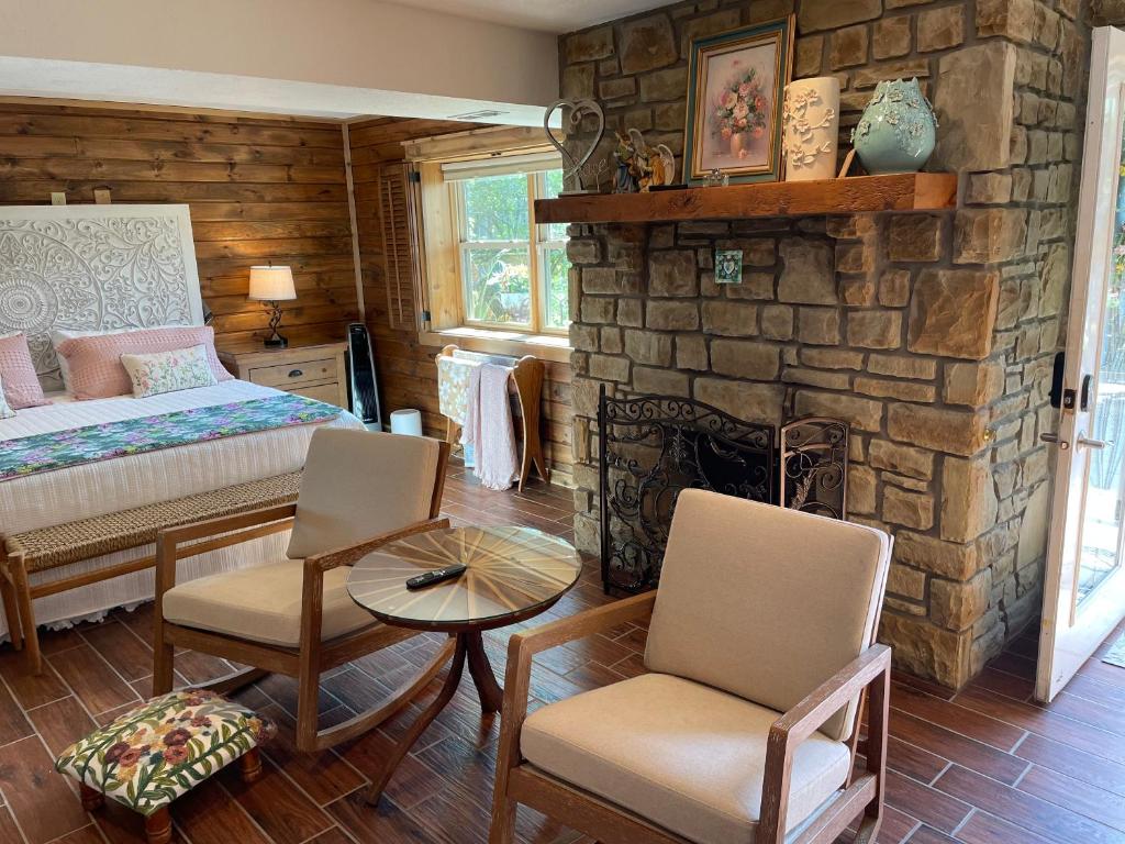 ナッシュビルにあるLa grace de Dieuのベッドルーム(ベッド1台、石造りの暖炉付)