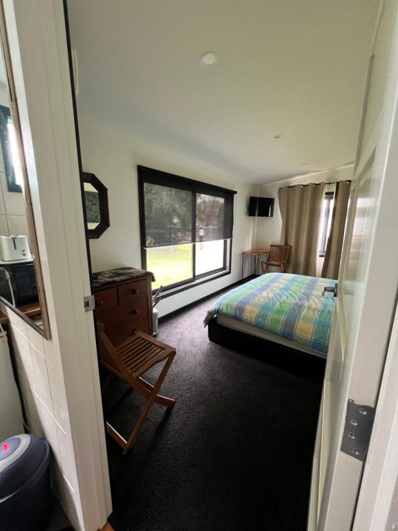 una camera da letto con un letto e una finestra di Uringah a Cowes