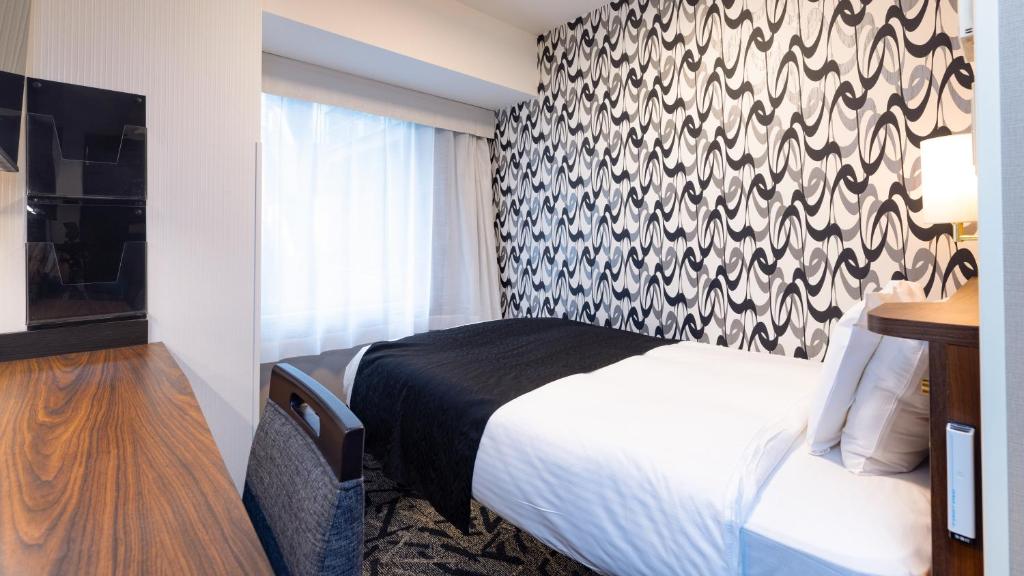 Postel nebo postele na pokoji v ubytování APA Hotel Nihonbashi Hamacho Ekiminami