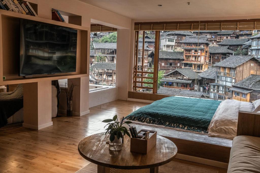 TV a/nebo společenská místnost v ubytování Xijiang Qianhu Miao Village Mountain and B&B