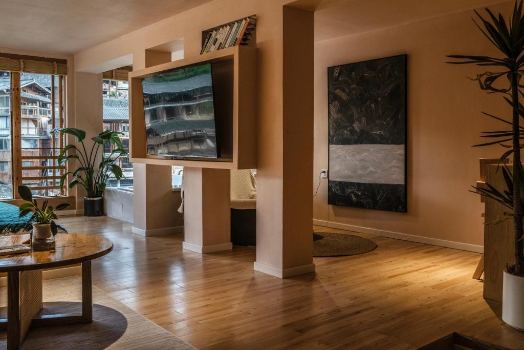 TV a/nebo společenská místnost v ubytování Xijiang Qianhu Miao Village Mountain and B&B